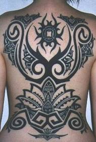 Totem tatuaggi nantu à a spalle