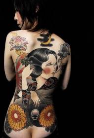 Japanilainen musta lady keltaisilla kukilla täynnä tatuointikuviota