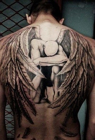 Anak laki-laki penuh dengan sayap malaikat tato pribadi
