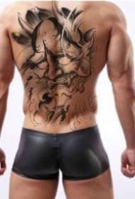 男性の背中の横暴なフルバックタトゥー作品のレンダリング