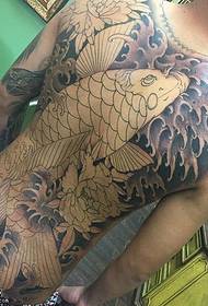 Шарена тетоважа на грбот од назад
