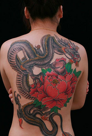 Modello tatuaggio bellezza schiena piena e drago peonia