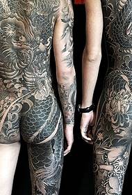Un patró de tatuatge de dracs en gran blanc i negre, perfecte, perfecte per darrere