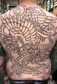 I ragazzi tornano pieni di linee nere che dominano il drago e le immagini del tatuaggio fenice