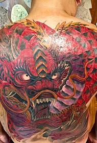 Un bellu mudellu di tatuaggi di drago coloratu chì copre tutta a parte posteriore