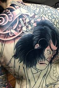 Ang bug-os nga Hapon nga klasiko nga disenyo sa tattoo nga Musashi