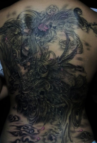 Femmina piena di bellissimi disegni di tatuaggi volanti