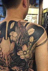 ʻO ka tattoo prajna ʻōpiopio nui a me ka keʻokeʻo me kahi piha piha