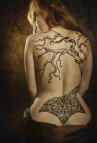 Fille pleine de tatouage de grand arbre serpent et pomme