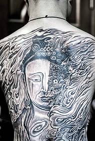 Buddha e tatuaggi magici a schiena piena coprono ciascuno la metà del viso