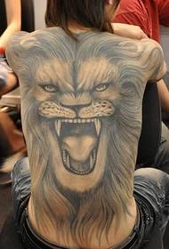 Очень властная татуировка с изображением спины льва