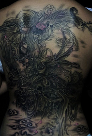 Femaleенски полн грб со убава шема на тетоважи
