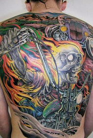 Чоловіча спина дуже круто їде на мотоциклі череп татуювання візерунок