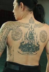 Orqaga Budda haykallari va oyatlarning tatuirovkalari