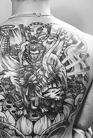 Piena di schiena, il cielo, la grande nuvola sacra, la nebbia e il motivo del tatuaggio