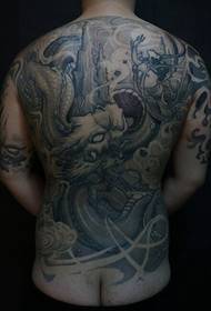 Vyras, pilnas nugaros drakonas, dienos tatuiruotės modelis