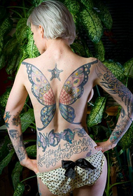 Naine täis tagumine liblikas keha ingliskeelne sõna tattoo muster