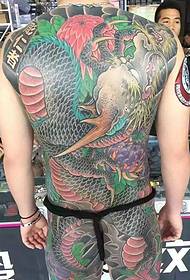 Очень властная цветная татуировка большого злого дракона