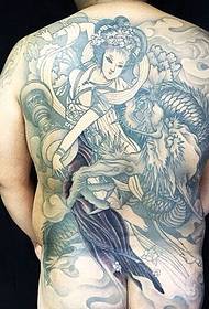 Hűvös és alternatív típusú teljes hátú fekete-fehér totem tetoválás