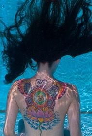 Tatuaxe tótem de mariposa de loto de costas completas femininas