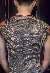 Des images de tatouage de grand dragon noir et blanc à l'arrière vous permettent de ne pas oser vous approcher