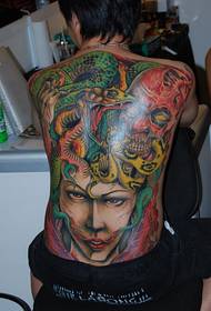 Ihe osise Medusa na skull tattoo n'uwe zuru oke