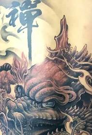 Modelul de tatuaj al dragonului malefic cu spatele mare este plin de încredere