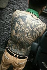 Un tatuaggio a schiena piena con una combinazione di Buddha e calamari