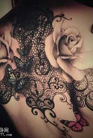 Uzorak tetovaže pun raskošnih ruža i čipke