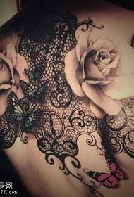 Tatuaggio pieno di splendide rose e pizzo