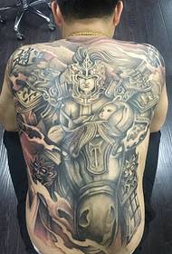 Ang buong-back na sinaunang mandirigma ng pattern ng tattoo ay napaka guwapo