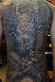 Foto de tatuaje de un niño sentado en una garra de dragón