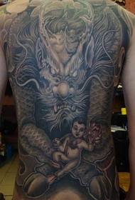 ຮູບ Tattoo ຂອງເດັກທີ່ນັ່ງຢູ່ເທິງຮອຍທາກມັງກອນ