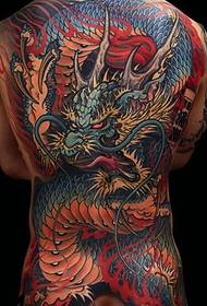 Совершенно дикий, полный красочных татуировок с татуировкой большого злого дракона
