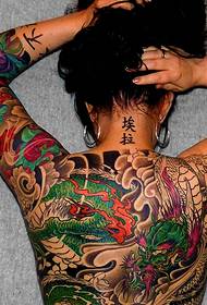 Persoonlikheidsmeisie vol kleurvolle tatoeëringpatroon met groot bose draak