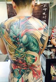 Μεσήλικας άνδρας γεμάτος από χρωματιστά εναλλακτικά τατουάζ τέρας