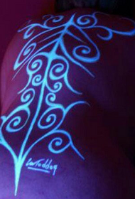 Mergaitės nugaros modelio ultravioletinė tatuiruotė