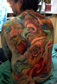 Споделяне на властващата традиция на Sun Wukong, пълна с татуировки на гърба