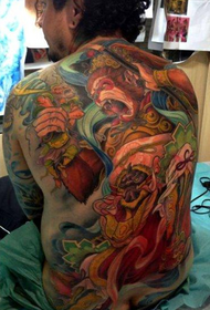 Condividere la tradizione prepotente di Sun Wukong piena di tatuaggi sulla schiena