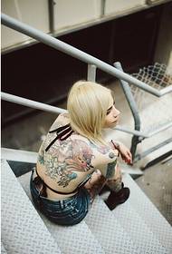 Bikini sexy quruxda quruxda badan ee avant-garde show tattoo