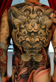 Tatuaje de grifo dominante completo