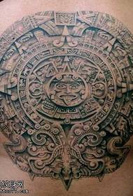 Antzinako mitologiako tatuaje ereduari bizkarra eman