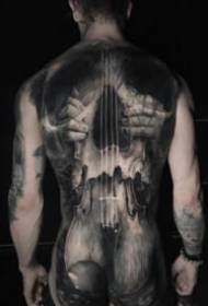 Realistici e realistici tatuaggi europei e americani sulla schiena