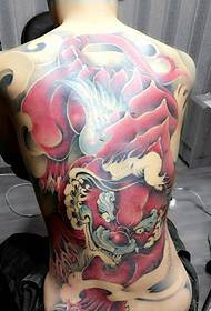 Un patrón de tatuaxe tatuaxe de costas vermellas está cheo de dominar