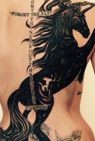 Muguras lielisks melna zirga un vēstules tetovējuma raksts
