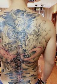 Доминирование, полное традиционной татуировки большого злого дракона