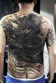 Tatuaje dominante de dragón de espalda completa