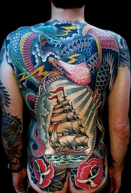 ein farbenreiches Segelboot-Tattoo-Muster