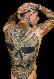 Ogromna tetovaža lubanje na leđima čovjeka