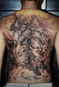 Weifeng, ki se bori proti vzoru tatu tetovaže Buddhe